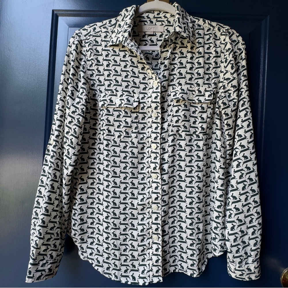 Ann Taylor LOFT euc {XS} green/white hare print button-up long sleeved shirt